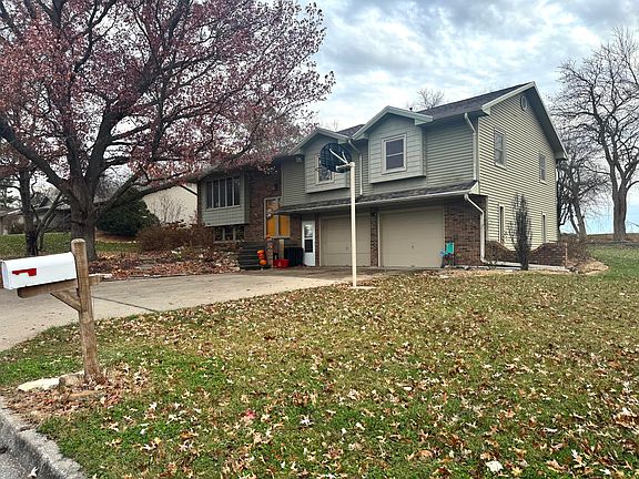 3rd image of 732 N Lake Dr