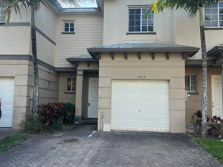 969 Abaco Ln — Photo 1