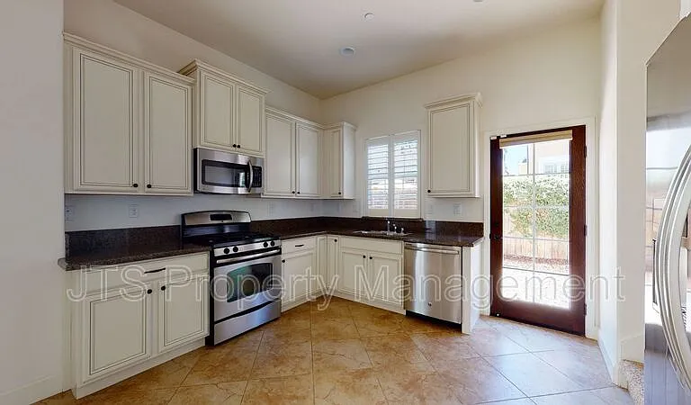 1349 Piper Pl — Photo 10