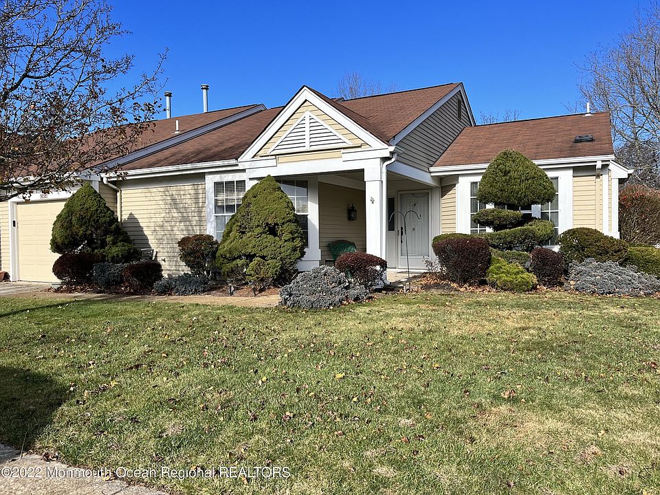 1st image of 1085B Canterbury Dr