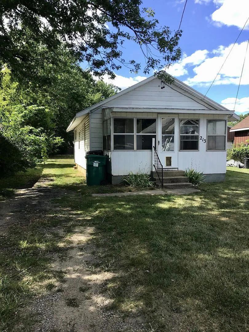 2 bed, 1.0 bath, 724 sqft, $1,200 — Photo 2