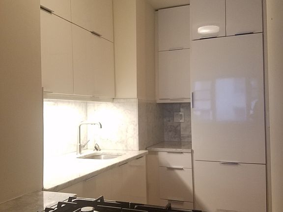4th image of 200 E 30th St APT 4j