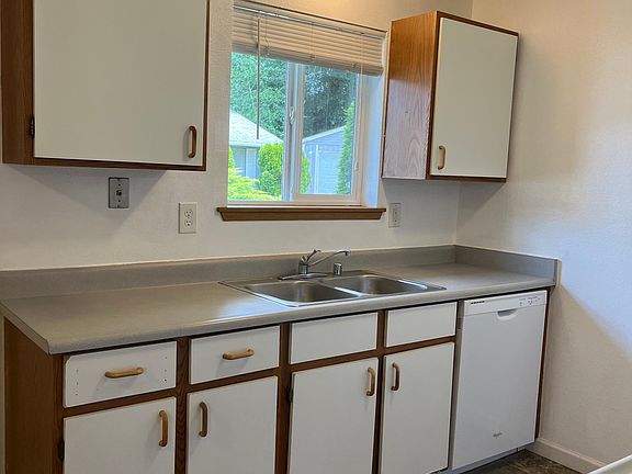 Kitchen window w/blind