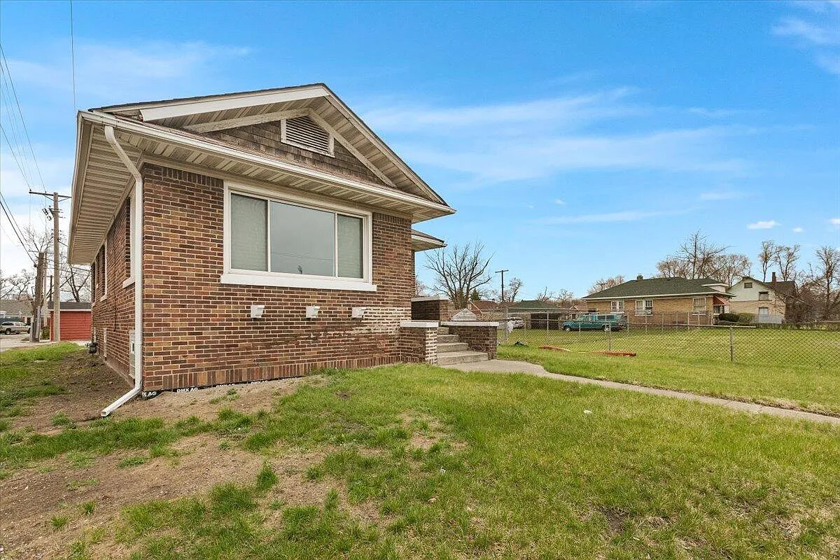 4 bed, 2.0 bath, 2237 sqft, $2,000 — Photo 2