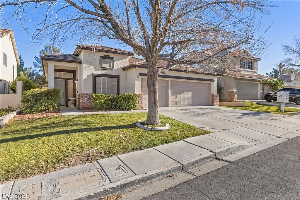 3 bed, 2.0 bath, 2020 sqft, $2,600 — Photo 2