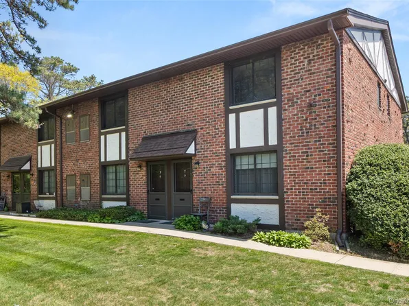 5 Pinebrook Place #5, Bay Shore, NY 11706