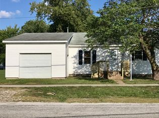 1006 5th St, Pawnee, IL 62558