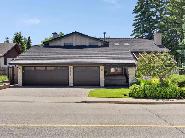 1215 NE Varsity Estates Dr NW, Calgary, AB T3B 4P1