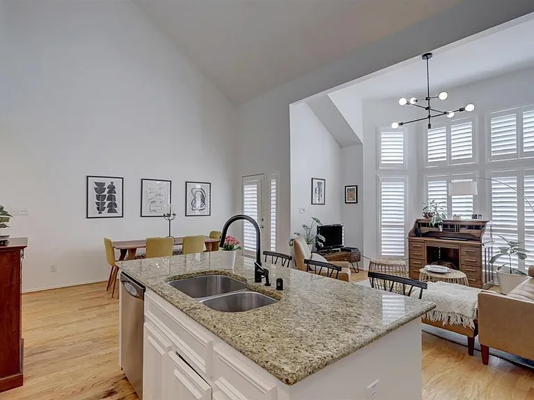 1237 W 17th St — Photo 11