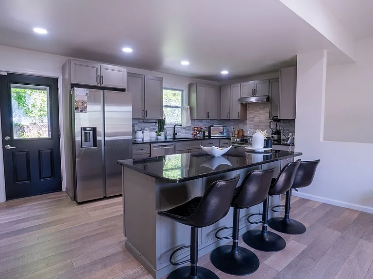 315 Warren St — Photo 4