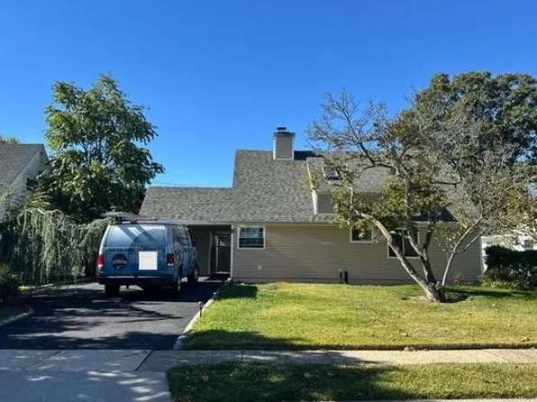 36 Atlas Ln, Hicksville, NY 11801