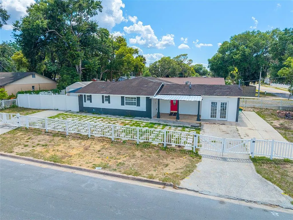 3 bed, 1.5 bath, 1221 sqft, $2,300 — Photo 2