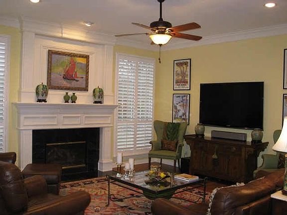 3rd image of 906 Parkwood Ct