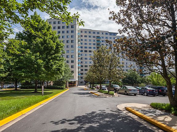 2nd image of 10201 Grosvenor Pl APT 618