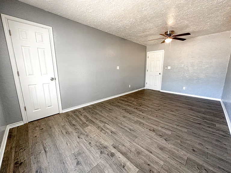 212 SW 23rd Pl — Photo 9