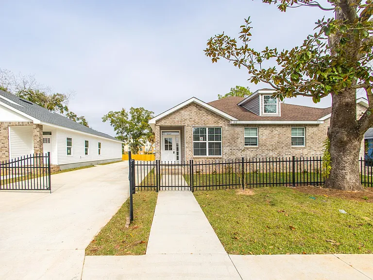 1812 W Gadsden St — Photo 34