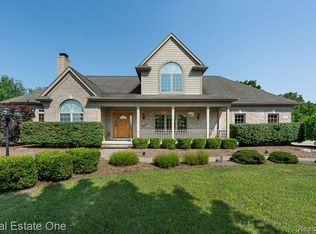 617 Foxwood Trl, Rochester, MI 48306