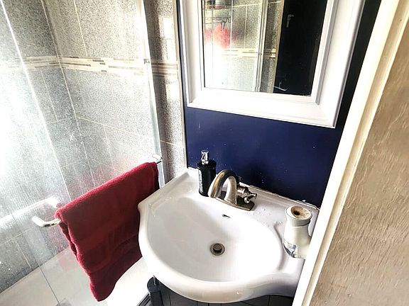 4th image of 5016 Magoun Ave