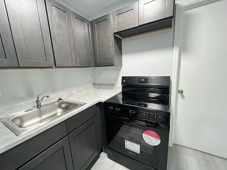 St George Apartments — Photo 7