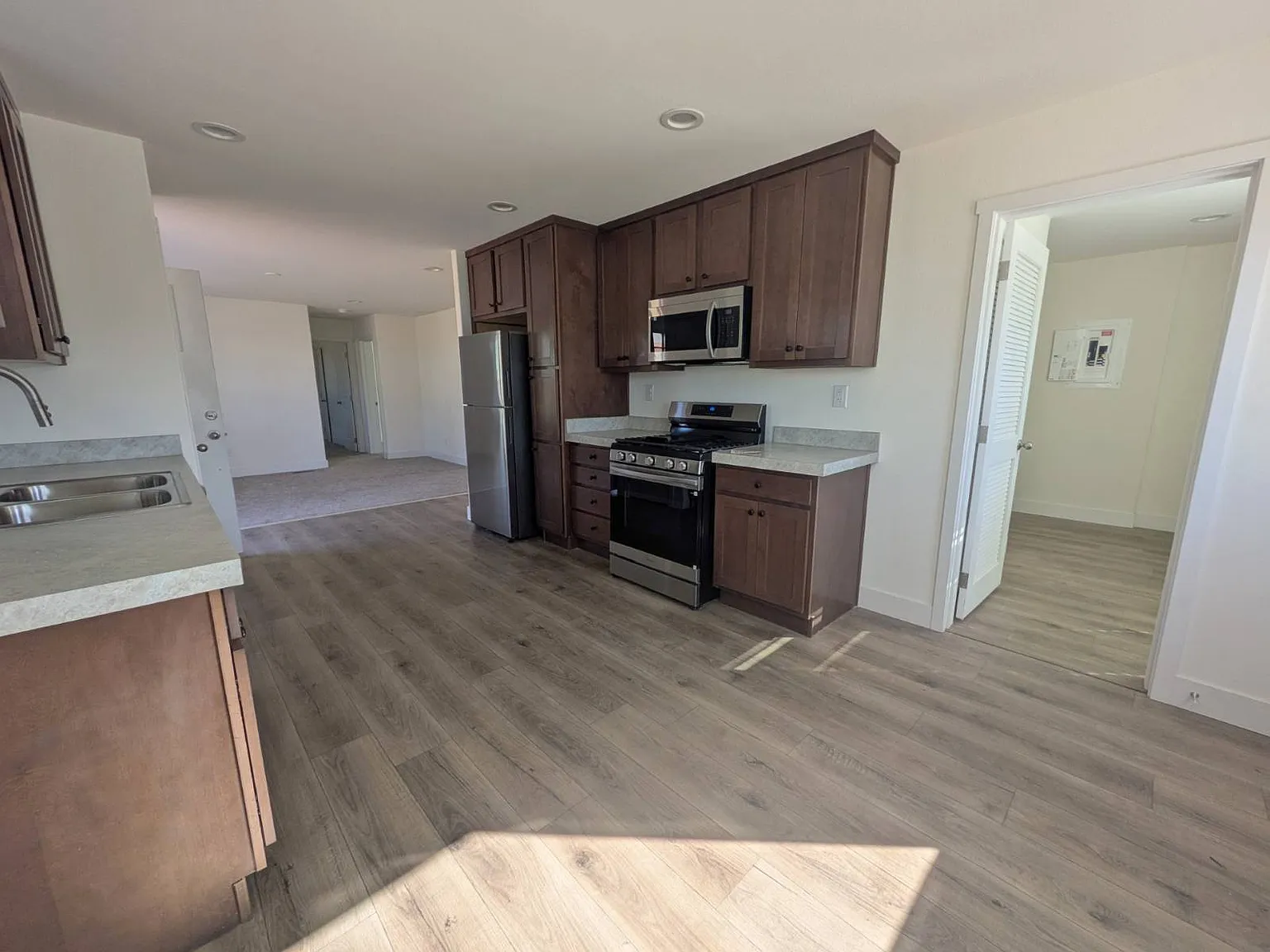 3 bed, 2.0 bath, 1070 sqft, $1,795 — Photo 2