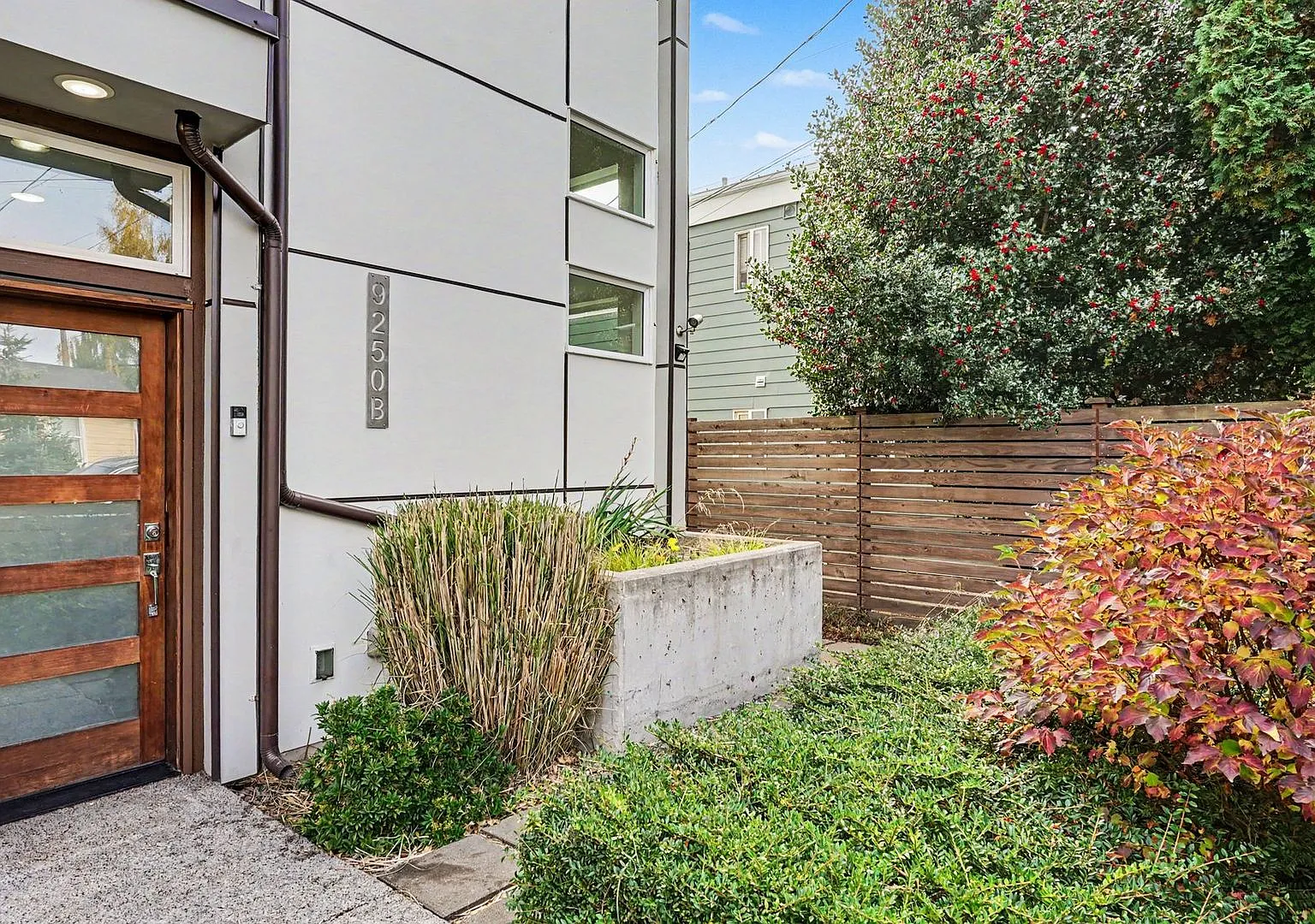 Modern 3-Bedroom Townhome with Rooftop Patio in Highland Park — Photo 2