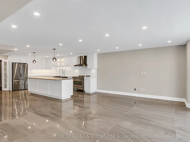 25 George St S #405 — Photo 14