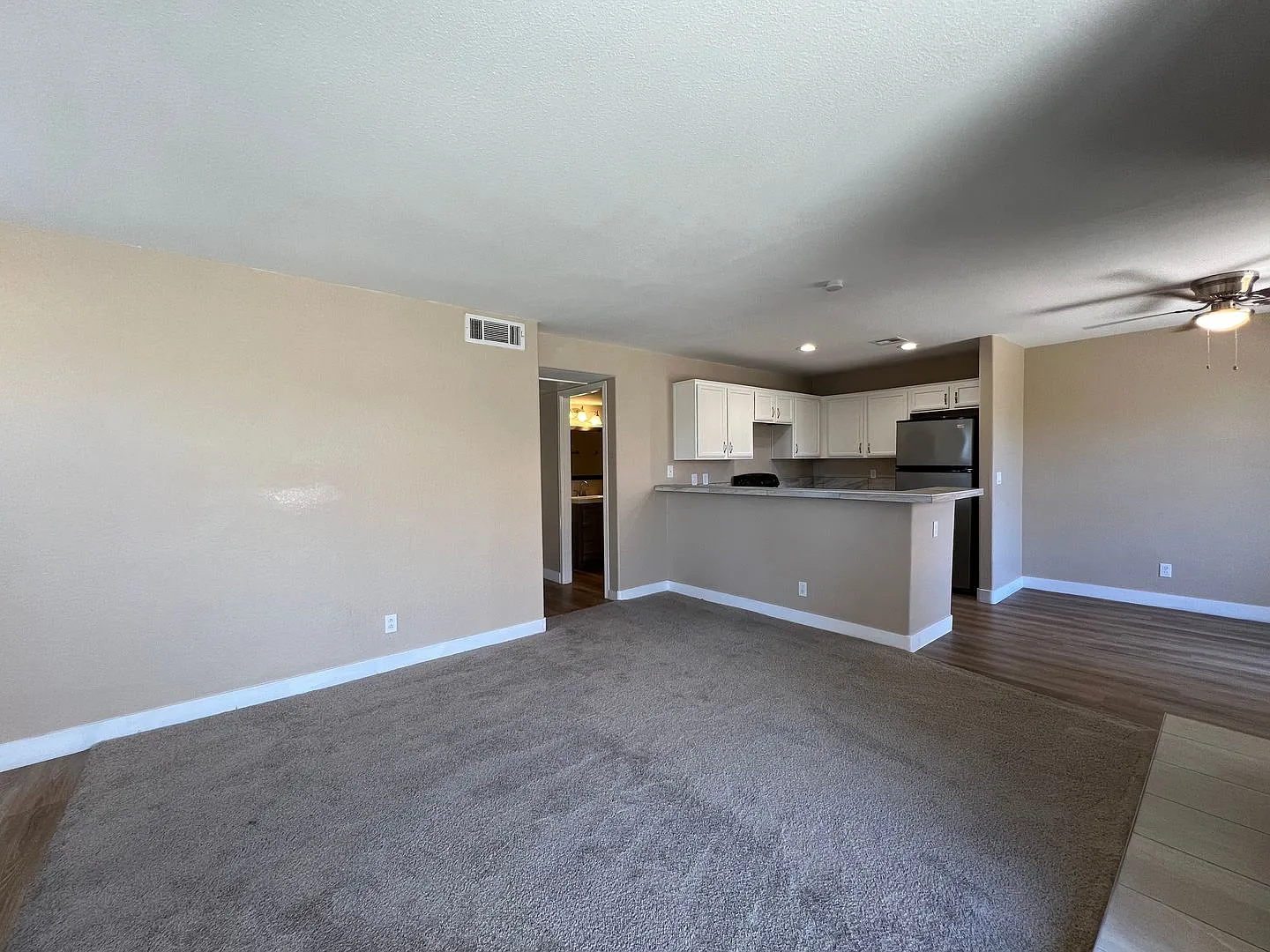 Upgraded Second Floor 3bd/2ba Condo Near S Nellis & E Vegas Valley — Photo 3