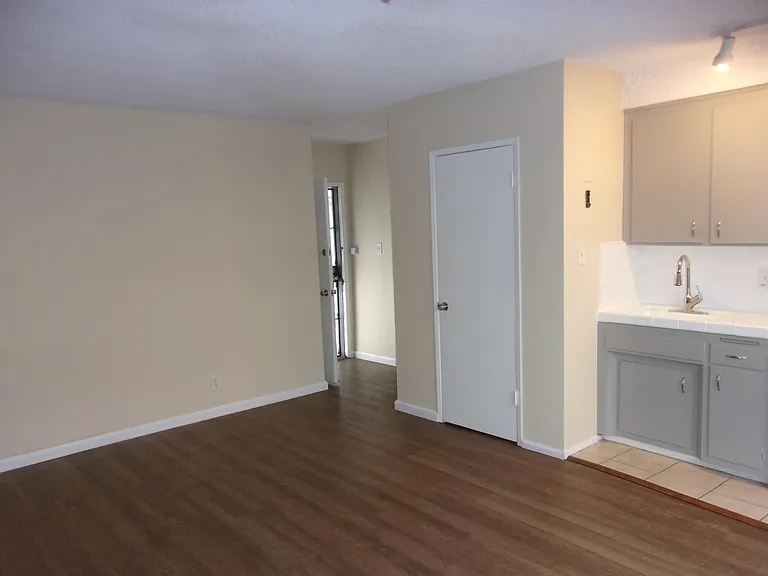13819 Sherman Way #5 — Photo 2
