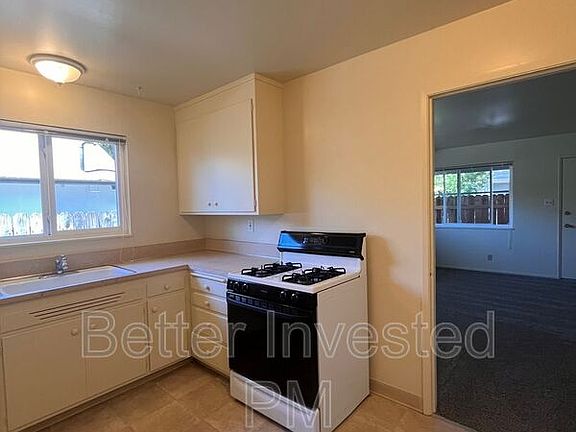 5th image of 925 Beaver Ln