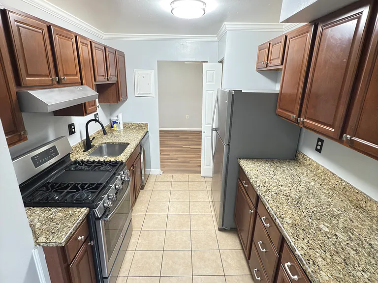 5618 Bloomfield Dr #201 — Photo 8