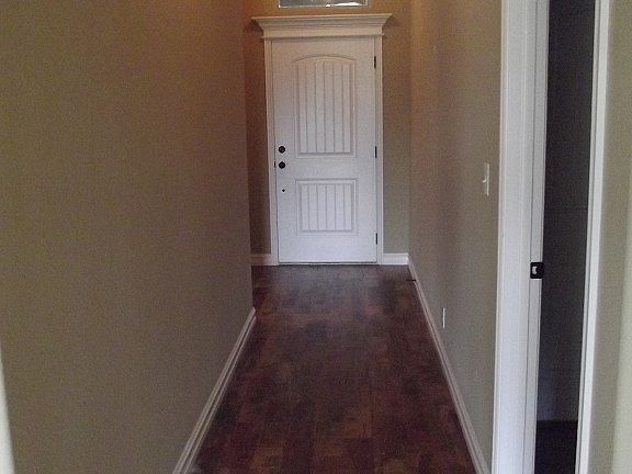 Hardwood Entry w 10ft ceilings