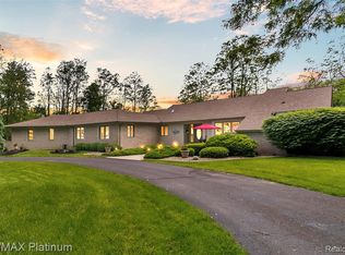 1848 Fox Ridge Dr, Howell, MI 48843