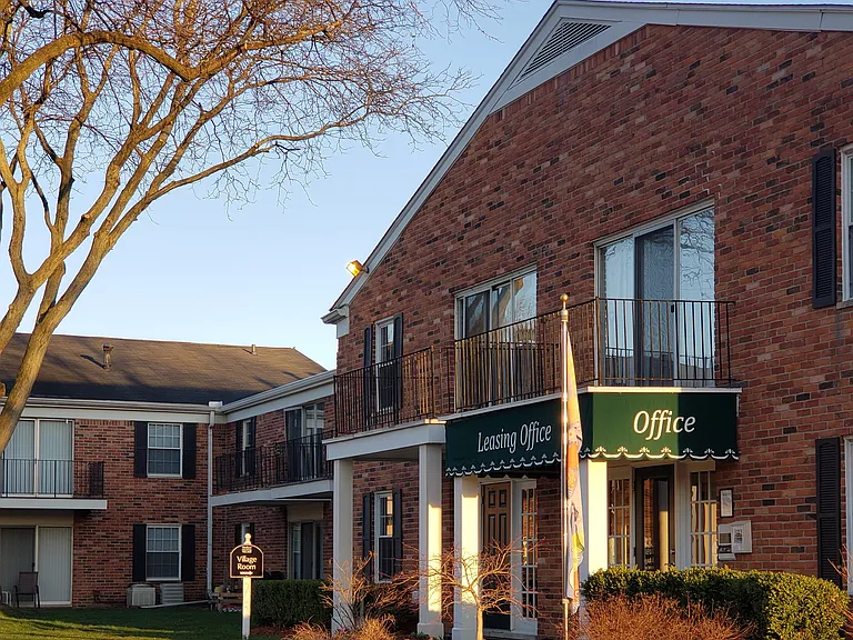 Colonial Village Apartments — Photo 6