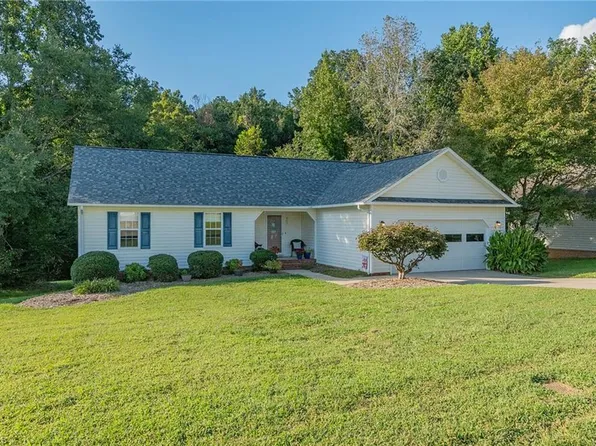 483 Colleen Dr, Thomasville, NC 27360