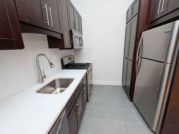5th image of 12-21 Astoria Blvd APT 3
