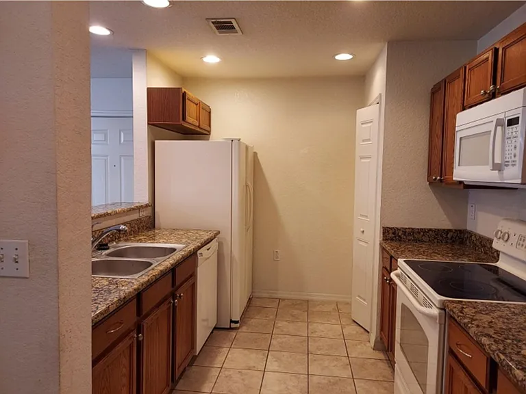 4600 E Moody Blvd #5C — Photo 3