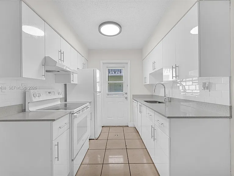 861 SW 74th Ter #102D — Photo 3
