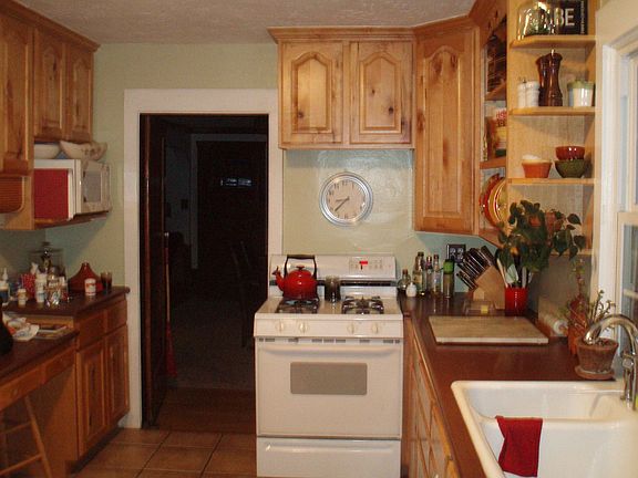 Updated Kitchen with gas stove/oven