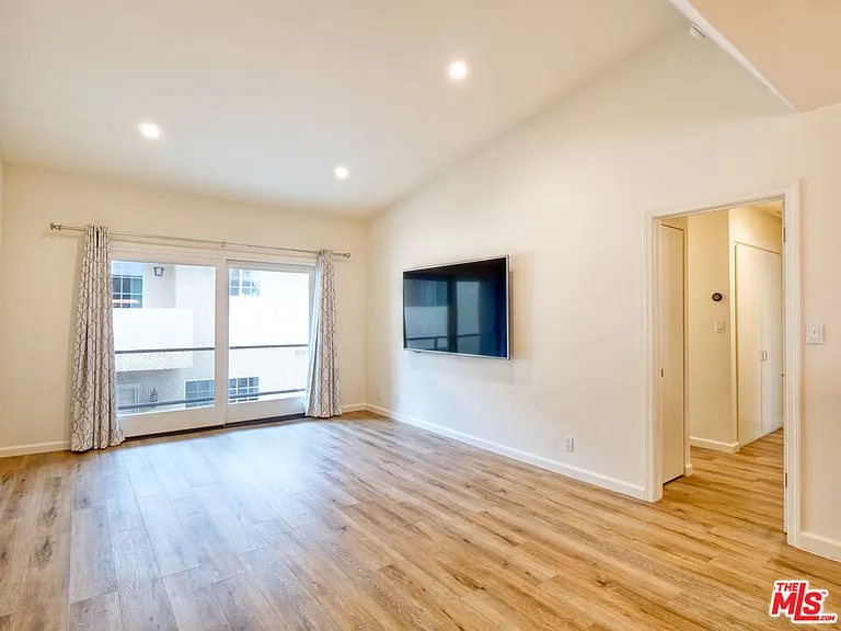 337 N Oakhurst Dr #6 — Photo 11