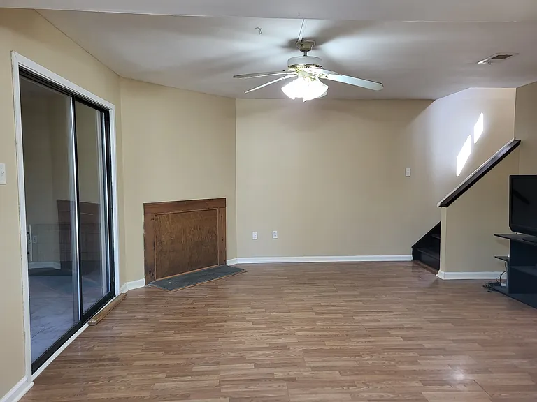 402 Tudor Ct — Photo 4