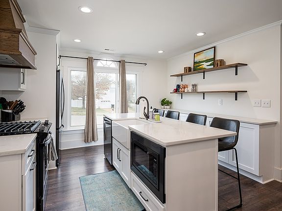 3rd image of 1560 Birchwood Cir