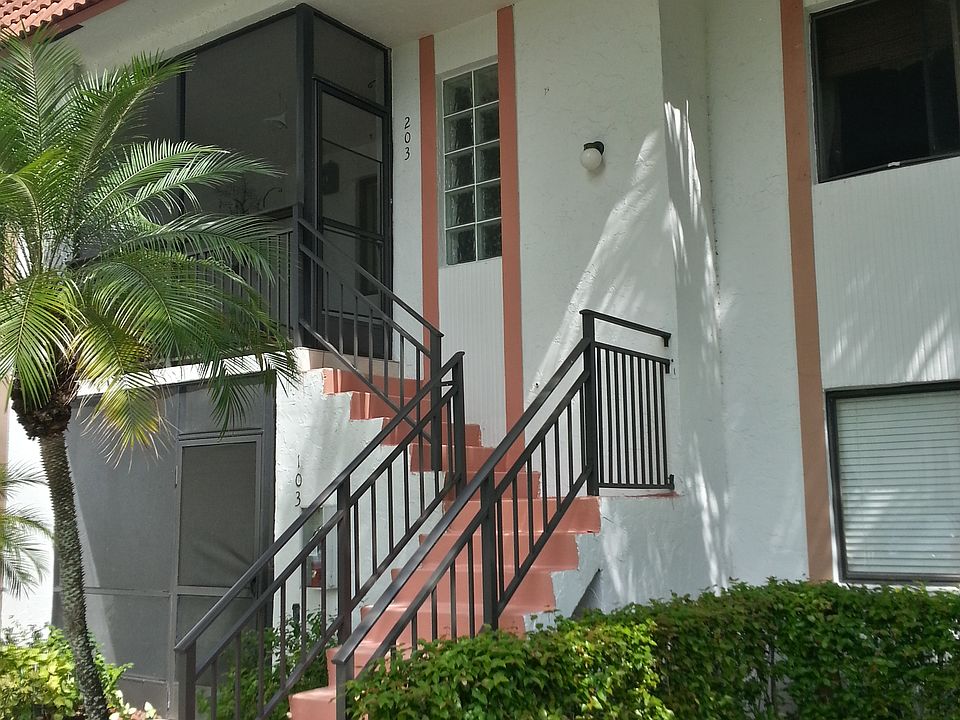 1st image of 423 Lakeview Dr APT 203