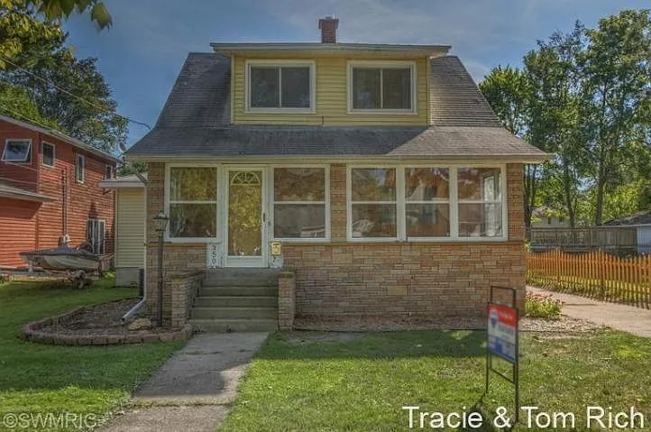 350 Norwood Ave NE photo 1