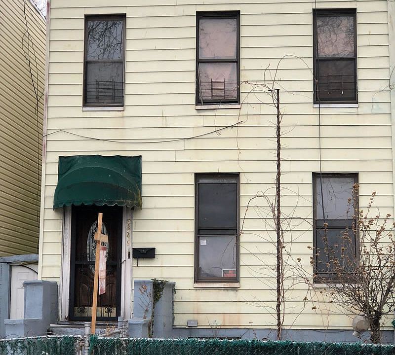 2nd image of 2349 Dean St