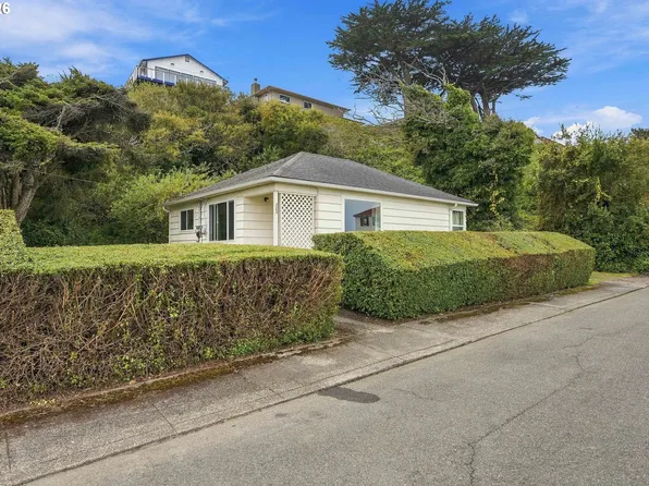 325 1st St SW, Bandon, OR 97411