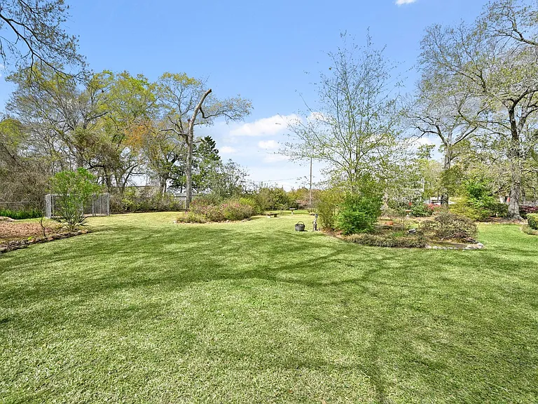13835 Jarvis Rd — Photo 32