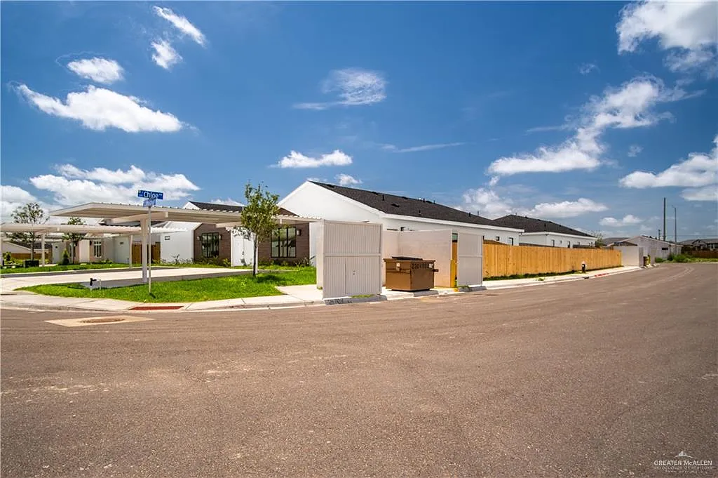 2 bed, 2.0 bath, 3844 sqft, $1,300 — Photo 3