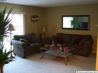 1013 Harbour Club Dr, Parlin, NJ 08859