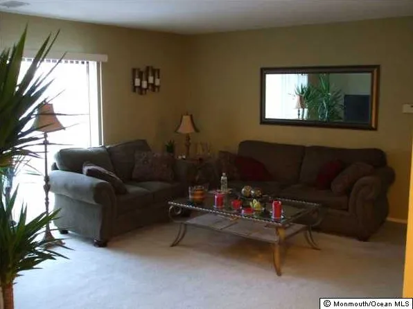 1013 Harbour Club Dr, Parlin, NJ 08859