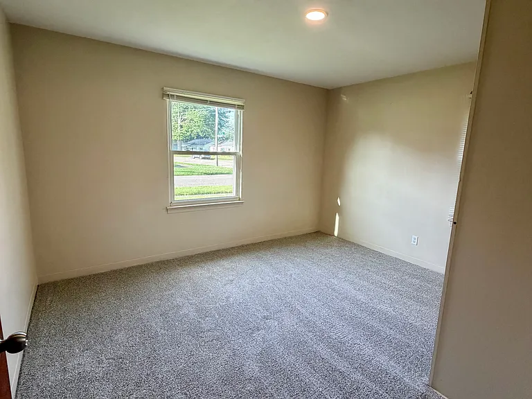 324 Lockwood St — Photo 8